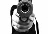 Przyłożył pistolet policjantowi do głowy i dwukrotnie nacisnął spust