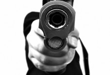 Przyłożył pistolet policjantowi do głowy i dwukrotnie nacisnął spust