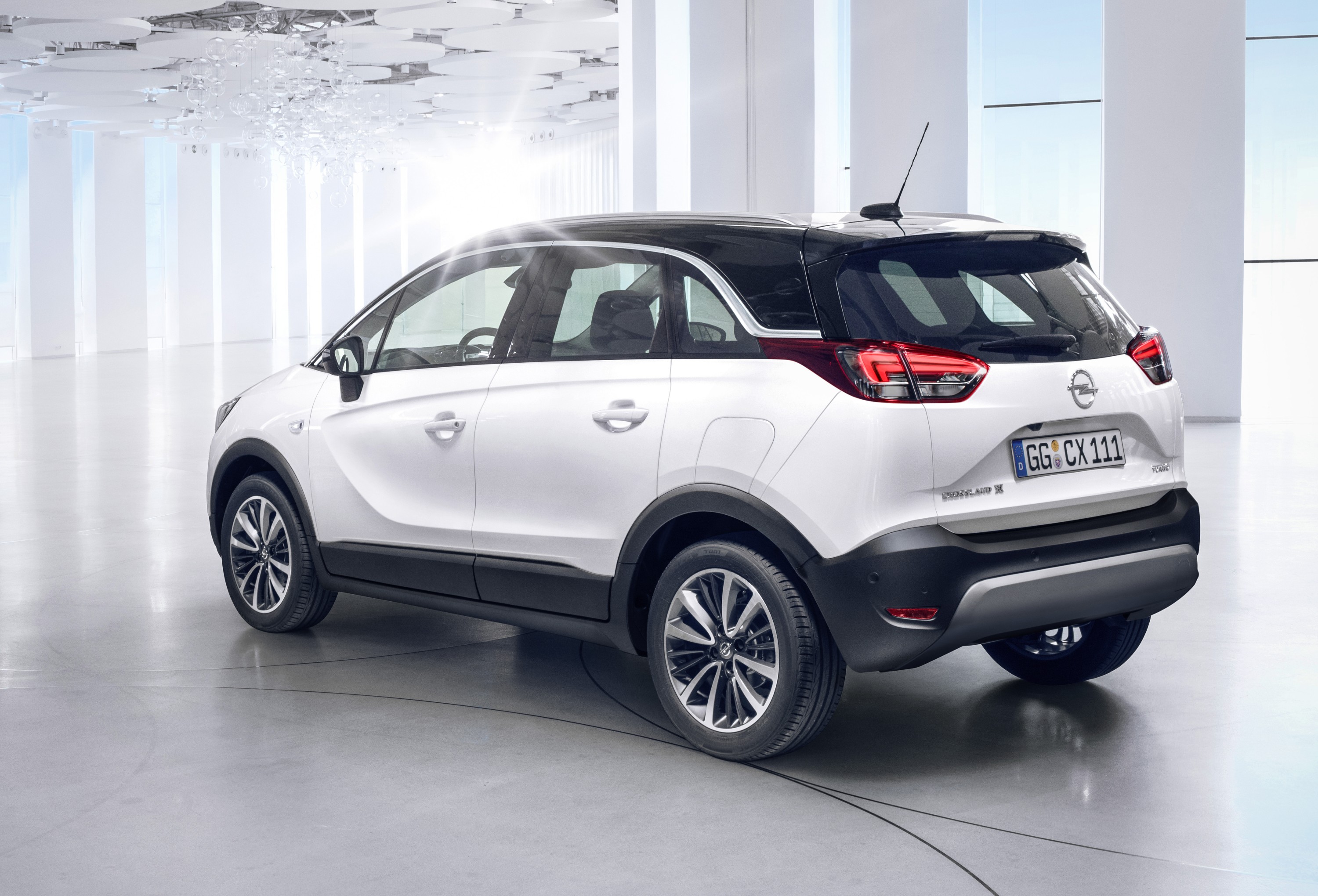 X-tra compact: With a length of 4.21 meters, the new Opel Crossland X is 16 centimeters shorter than an Astra while at the same time 10 centimeters higher.