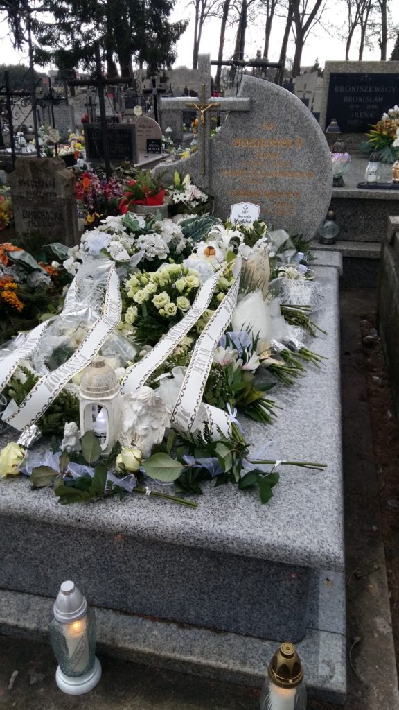 Grób małej Korneli obsypany kwiatami