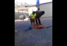 Papuga islamofobka przeszkadza w modlitwie
