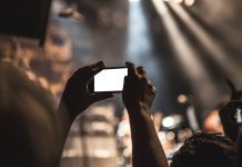 Smartfony powoli zastępują aparaty. Co trzecie wywoływane zdjęcie jest zrobione telefonem