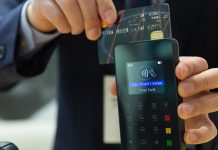 Większość Polaków woli płacić bezgotówkowo kartą i smartfonem