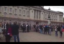 LONDYN: Pijana kobieta forsuje płot Pałacu Buckingham (FILM)