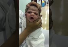 Pielęgniarka dla zabawy gniecie twarz noworodka (DRASTYCZNY FILM)