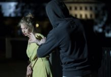 WARSZAWA: Studenci atakowali studentki. Usiłowali je wciągnąć w głąb lasu