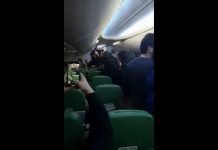 Muzułmanin próbował dostać się do kokpitu samolotu. To co usłyszał od policjantów zapamięta na zawsze (FILM)