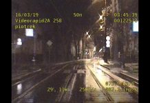 Policja ścigała pijanego kierowcę z pasażerem w bagażniku (FILM)