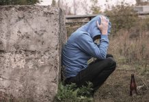 Upili 15-latka i wywieźli go z domu na taczkach. Chłopak zmarł na mrozie