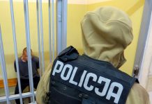 Zabił własną babcię i zaatakował policjantów