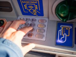 Bankomat, wypłacasz pieniądze?