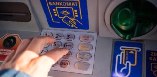Bankomat, wypłacasz pieniądze?